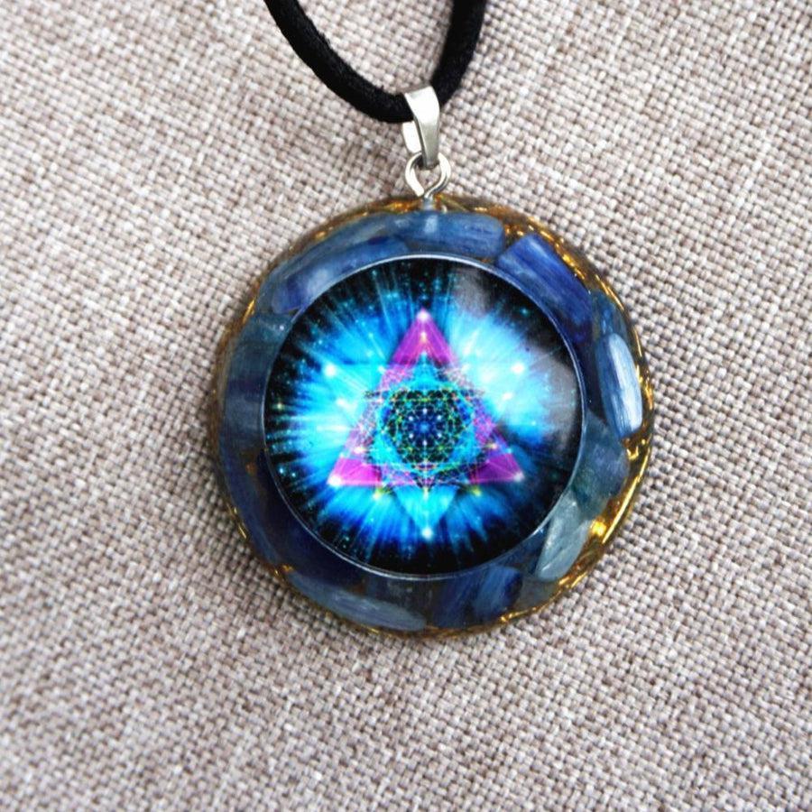 Pendentif cabochon avec kyanite et feuilles d'or en gros plan