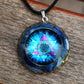 Vue latérale du pendentif montrant les détails dorés et bleus
