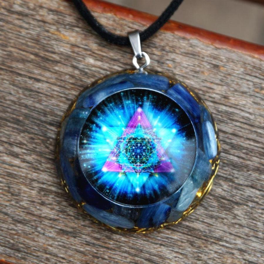 Vue latérale du pendentif montrant les détails dorés et bleus
