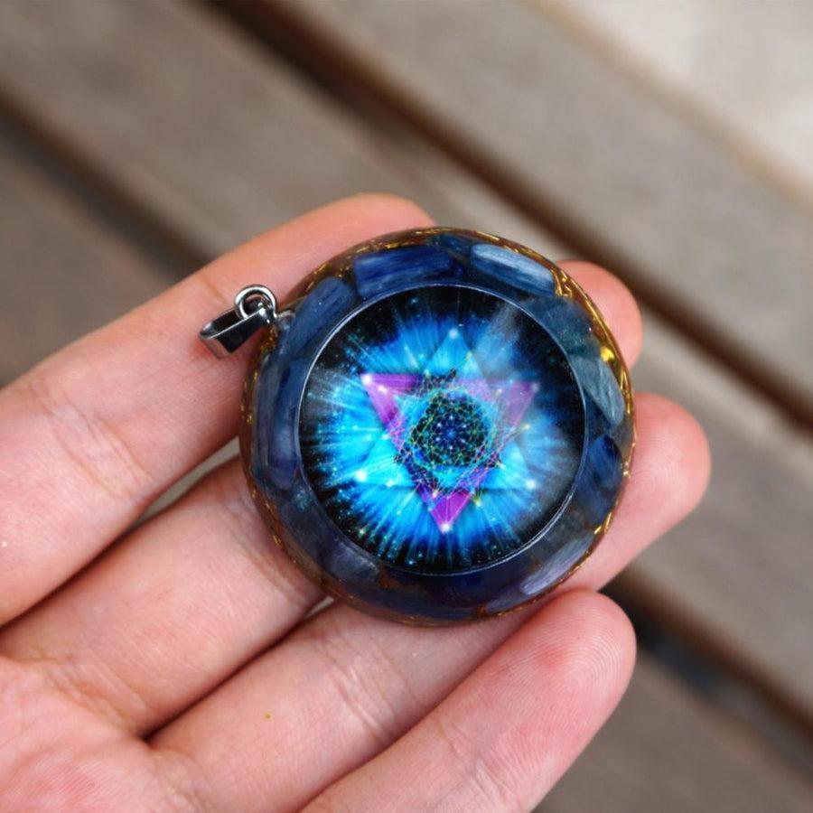 Détail du pendentif mettant en valeur la kyanite et le doré