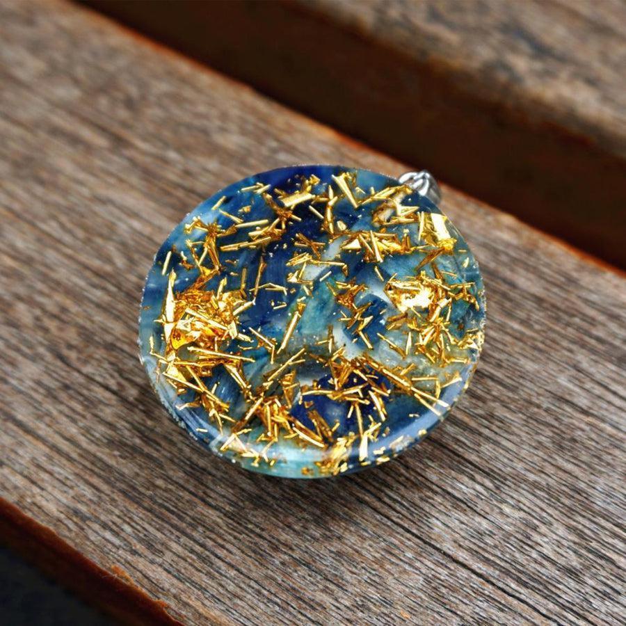 Vue rapprochée du pendentif révélant les nuances de bleu et rose