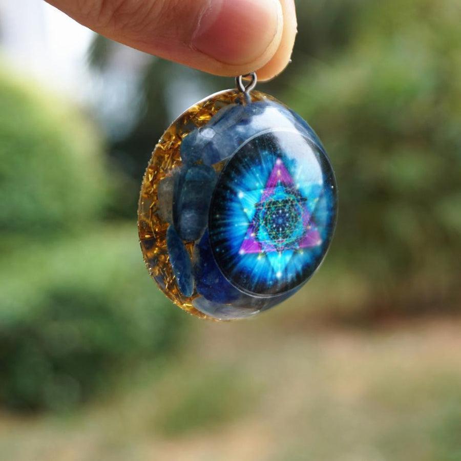 Pendentif orgonite suspendu, illustrant son éclat et sa texture