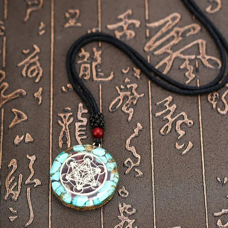 Pendentif orgonite avec symbole Métatron doré en gros plan