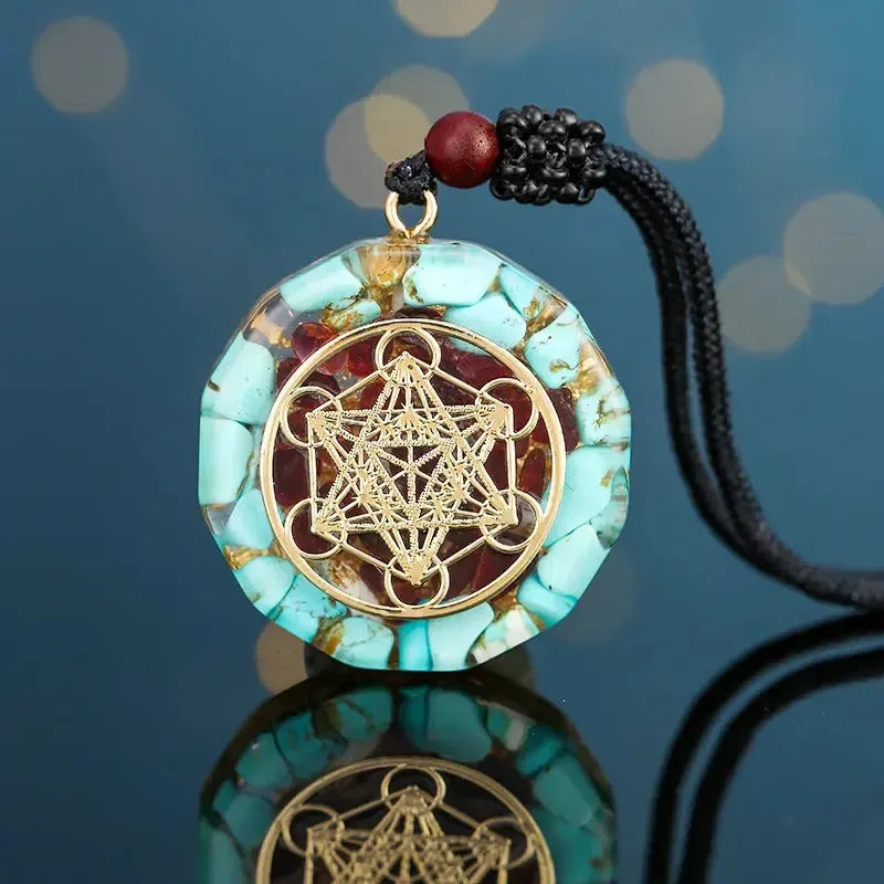 Détail du pendentif orgonite montrant les pierres naturelles incluses