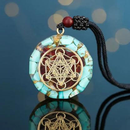 Détail du pendentif orgonite montrant les pierres naturelles incluses