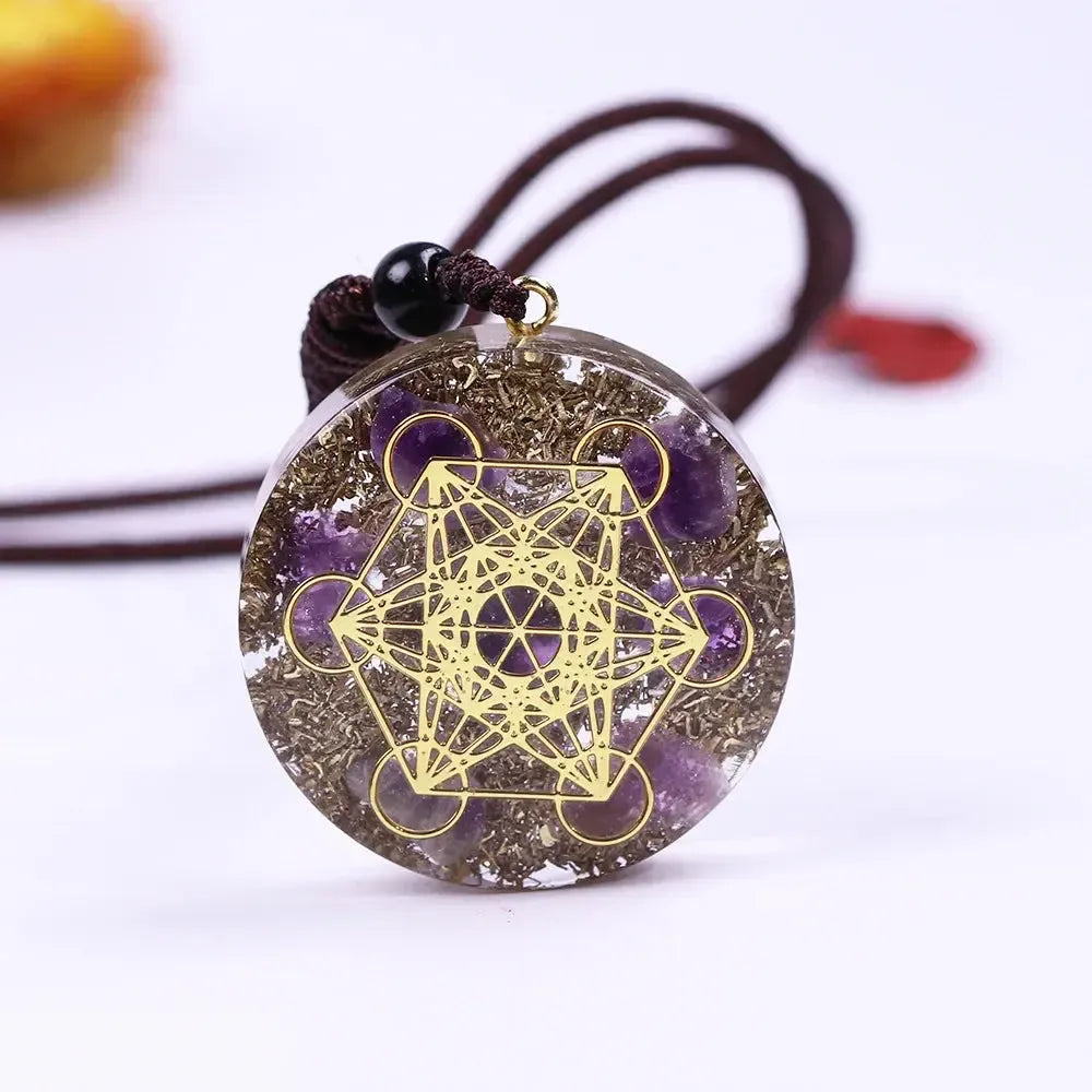 Pendentif orgonite Métatron suspendu, mettant en valeur sa géométrie