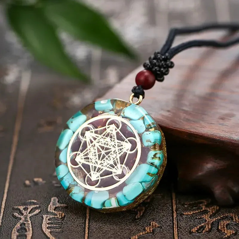 Vue de face d'un pendentif orgonite Métatron sur fond neutre