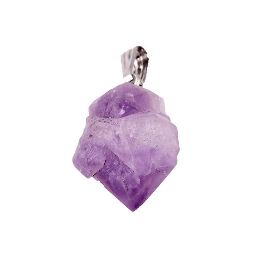 Gros plan sur un pendentif pendule en améthyste poli