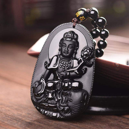 Amulette obsidienne polie avec Bouddha en relief