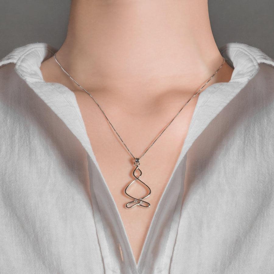 Vue d'ensemble du pendentif argenté sur fond neutre