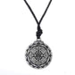 Pendentif Sri Yantra en argent antique sur fond blanc