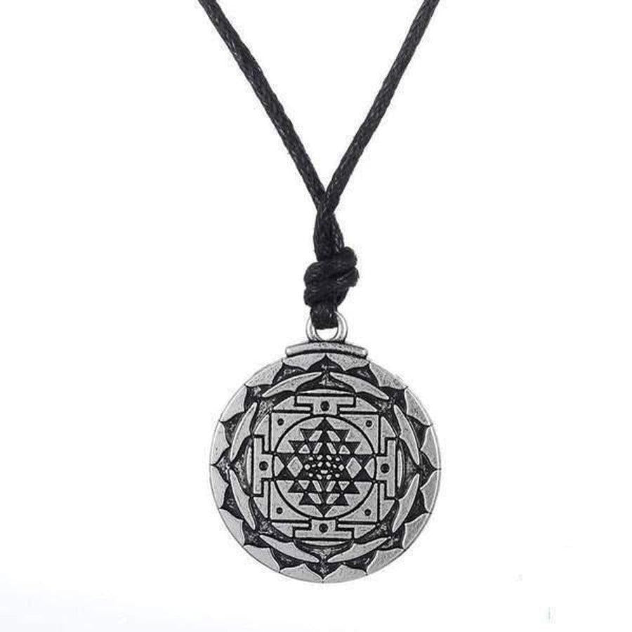 Pendentif Sri Yantra en argent antique sur fond blanc