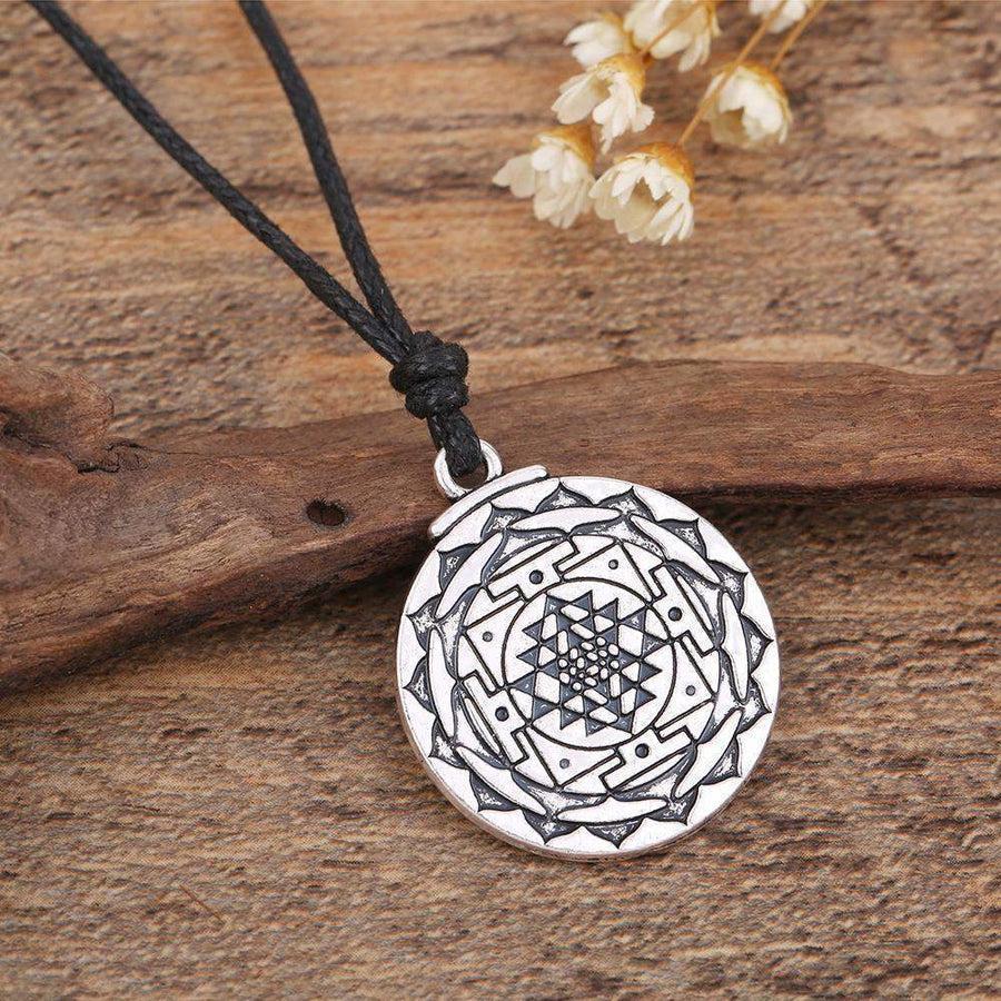 Vue rapprochée du motif géométrique du pendentif Sri Yantra