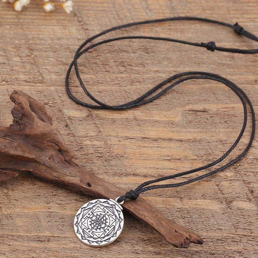 Pendentif Sri Yantra argenté, détails de la géométrie sacrée