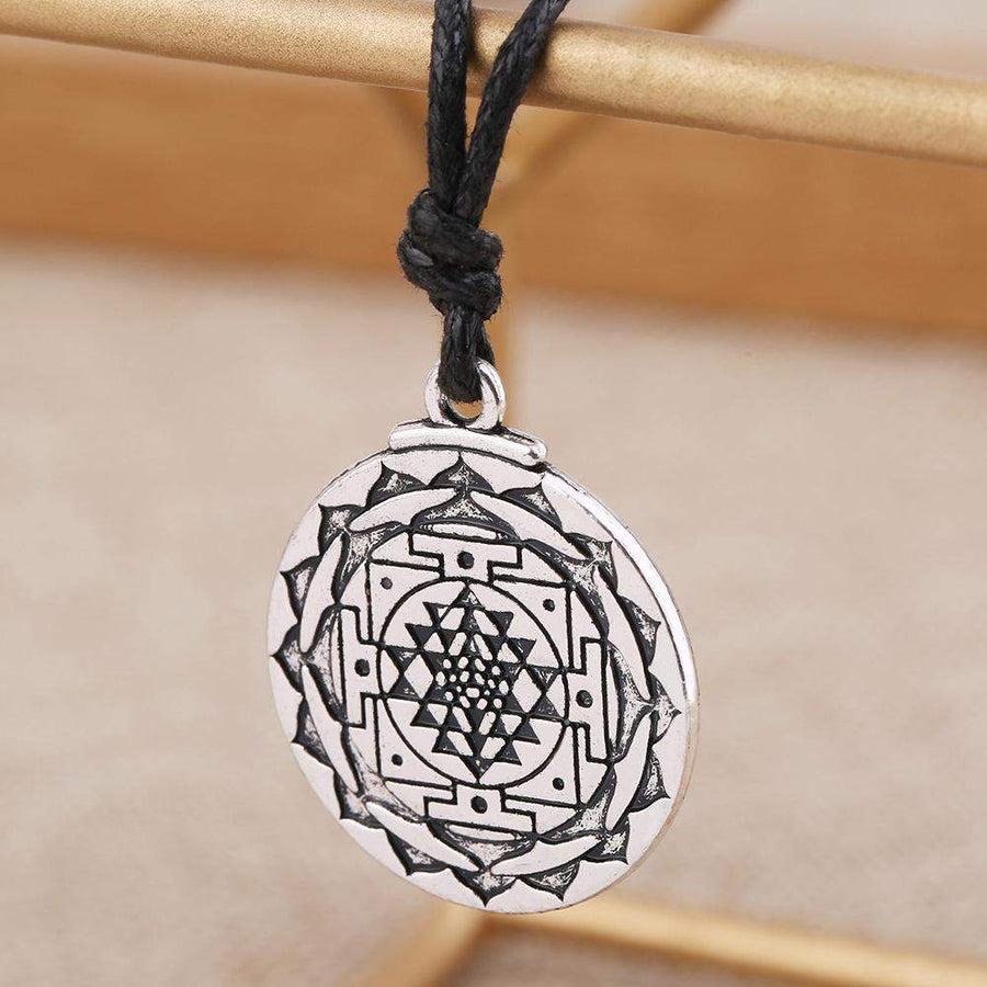 Vue d'ensemble du pendentif Sri Yantra, symbole de prospérité