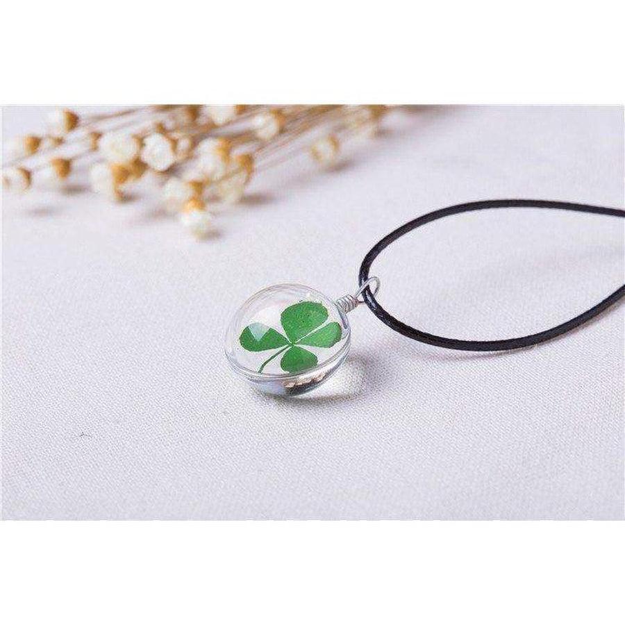 Vue rapprochée du trèfle séché dans un pendentif transparent