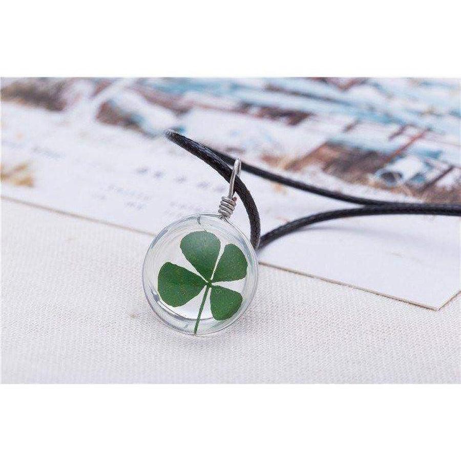 Pendentif porte-bonheur avec trèfle à quatre feuilles en détail