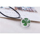 Cordon en cuir noir tenant un pendentif en verre