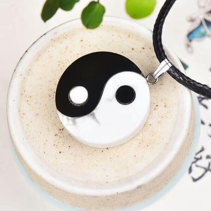 Pendentif Yin Yang en obsidienne et howlite sur fond blanc