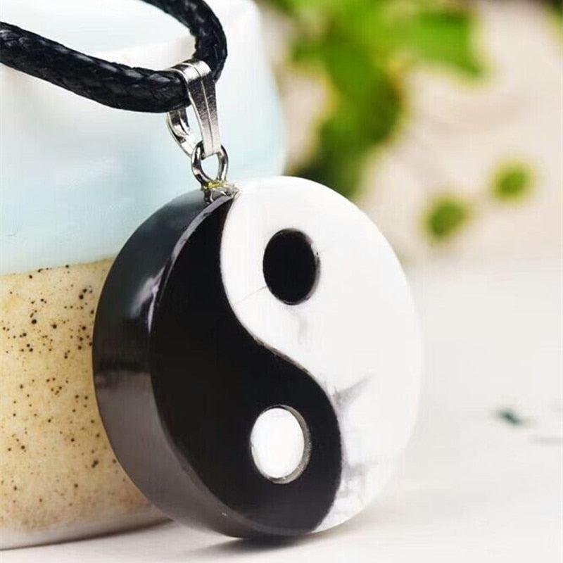 Gros plan sur les pierres du pendentif Yin Yang