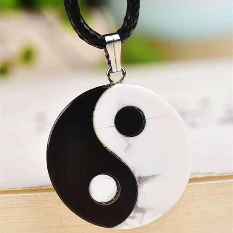 Pendentif Yin Yang suspendu, mettant en valeur l'équilibre des pierres