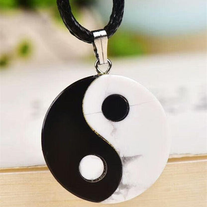 Pendentif Yin Yang suspendu, mettant en valeur l'équilibre des pierres