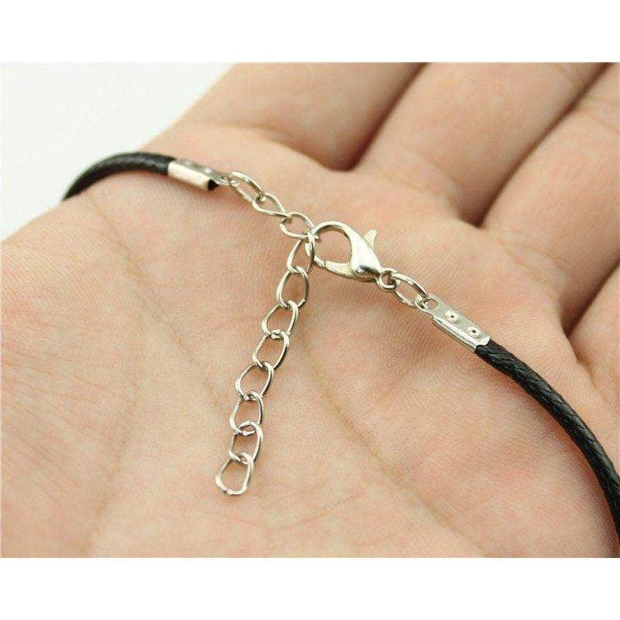 Pendentif Om en acier inoxydable sur fond blanc