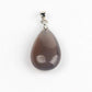 Pendentif en pierre grise avec des nuances subtiles