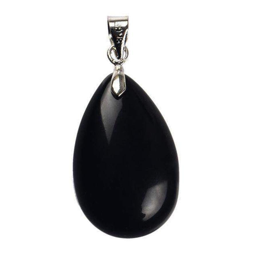 Gros plan sur un pendentif en pierre bleue polie