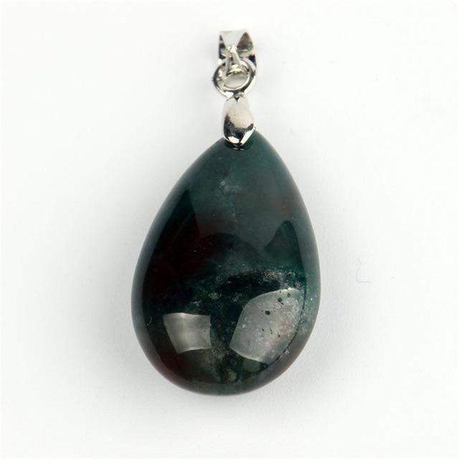 Pendentif en pierre rouge avec des reflets lumineux