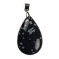 Vue rapprochée d'un pendentif en pierre noire élégante