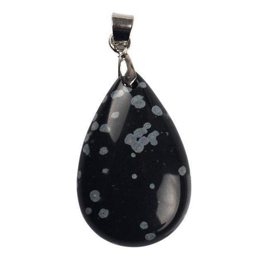 Vue rapprochée d'un pendentif en pierre noire élégante