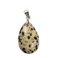 Pendentif en pierre translucide captant la lumière