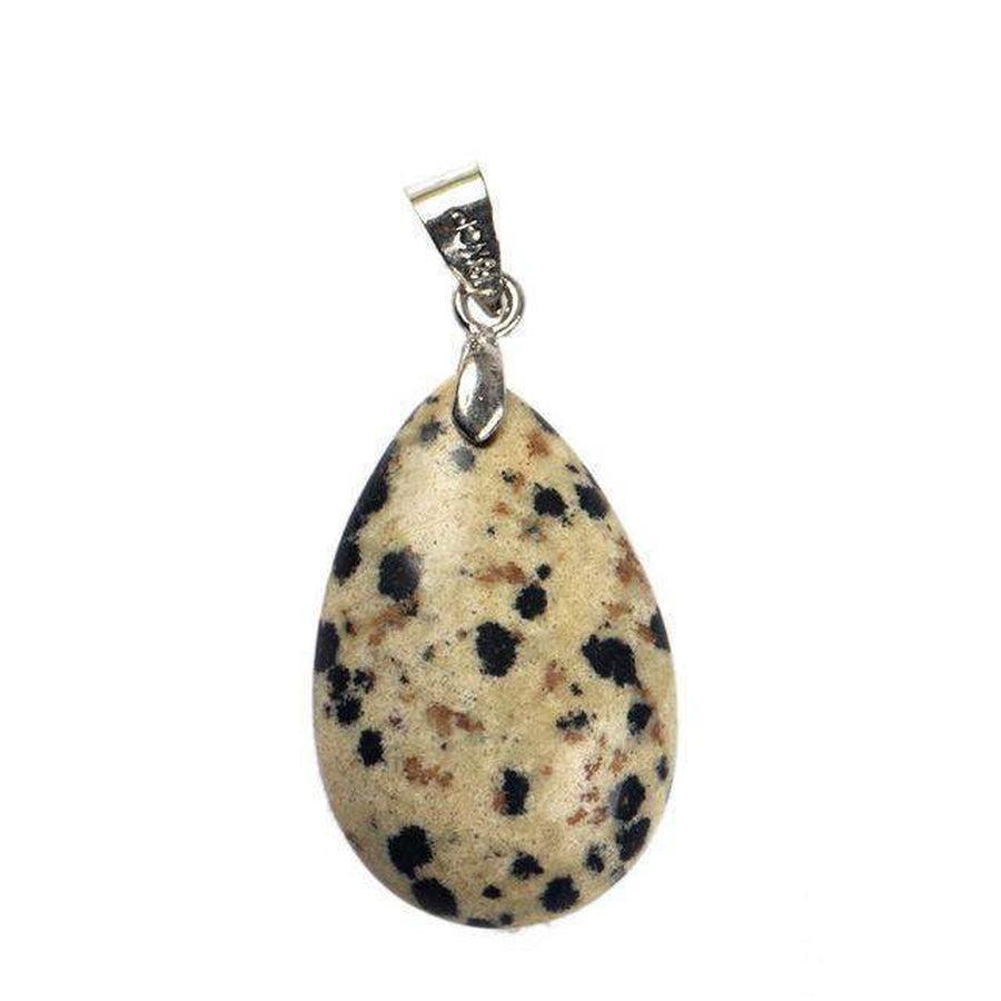 Pendentif en pierre translucide captant la lumière