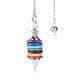 Pendule avec cercles colorés représentant les chakras