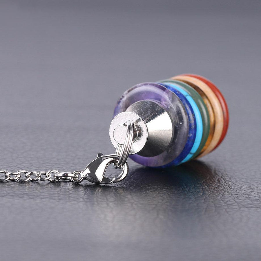 Pendule suspendu montrant les couleurs des chakras