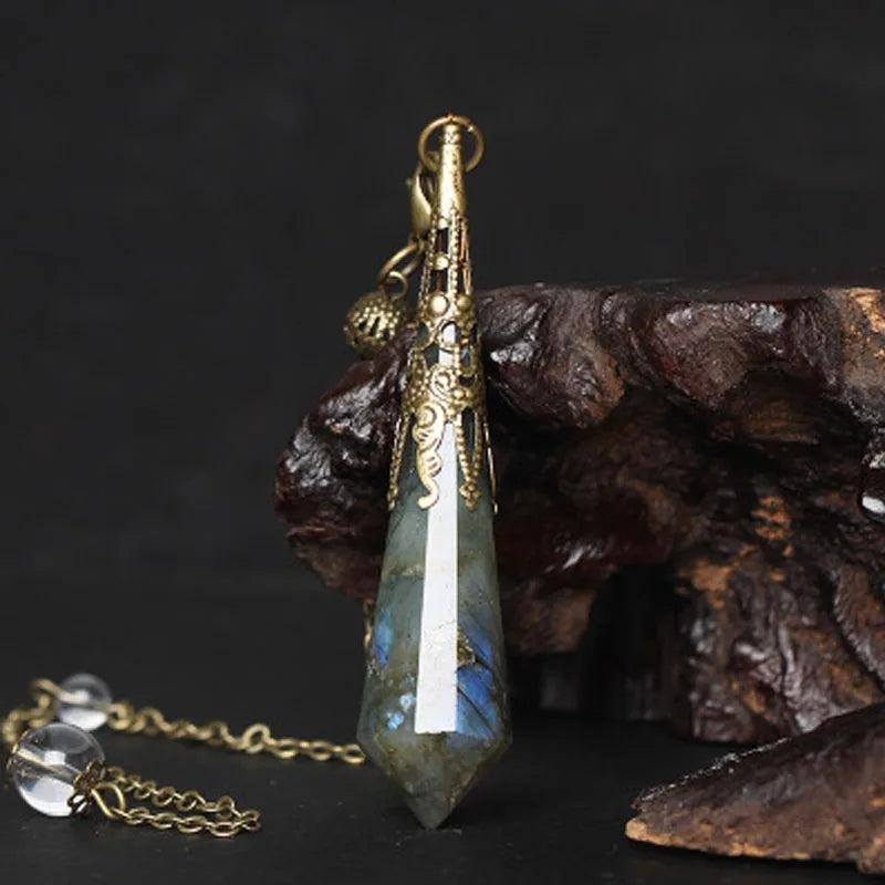 Pendule en labradorite facettée avec support plaqué bronze