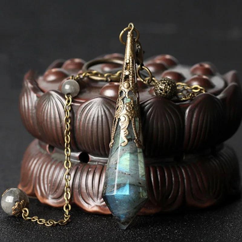 Vue rapprochée d'un pendule en labradorite polie