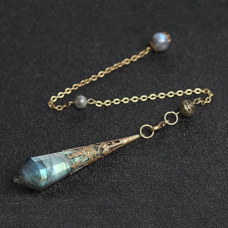 Détail du support plaqué argent du pendule en labradorite