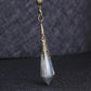 Pendule en labradorite sur fond blanc, vue de côté