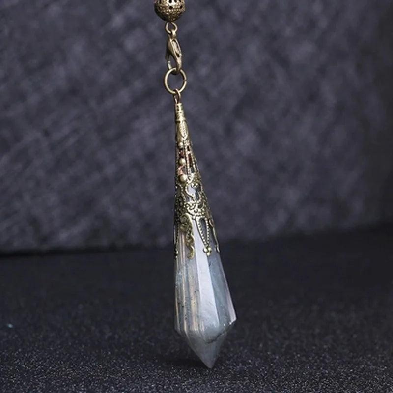 Pendule en labradorite sur fond blanc, vue de côté
