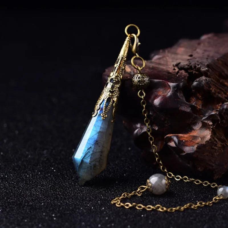 Vue d'ensemble d'un pendule en labradorite naturelle