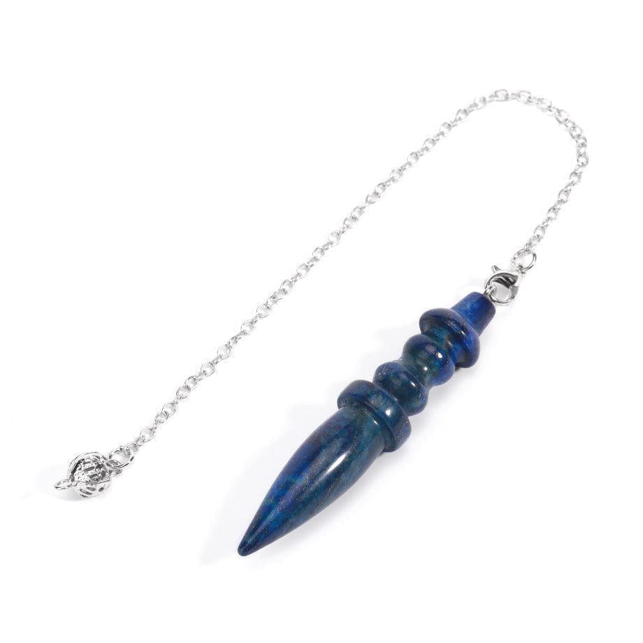 Pendule en aventurine verte, posé sur une surface blanche