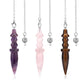 Gros plan sur un pendule en quartz rose poli