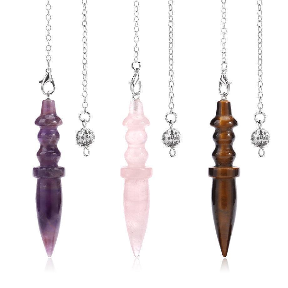 Gros plan sur un pendule en quartz rose poli