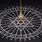 Gros plan sur un pendule en argent avec chaîne