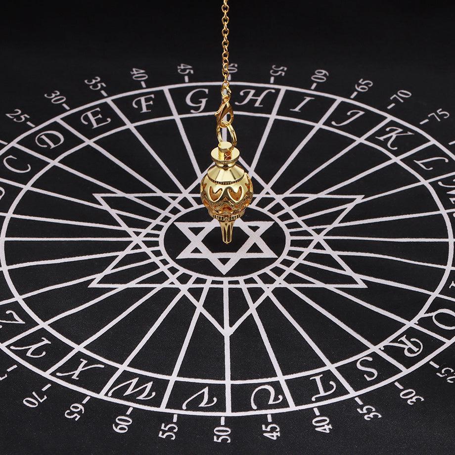 Gros plan sur un pendule en argent avec chaîne