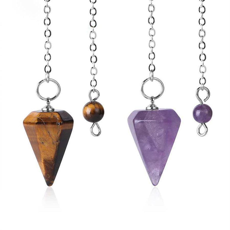 Vue d'ensemble du pendule pyramidal sur fond neutre