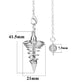 Vue rapprochée du pendule Reiki argenté en spirale