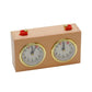 Pendule d'échecs en bois sur fond clair
